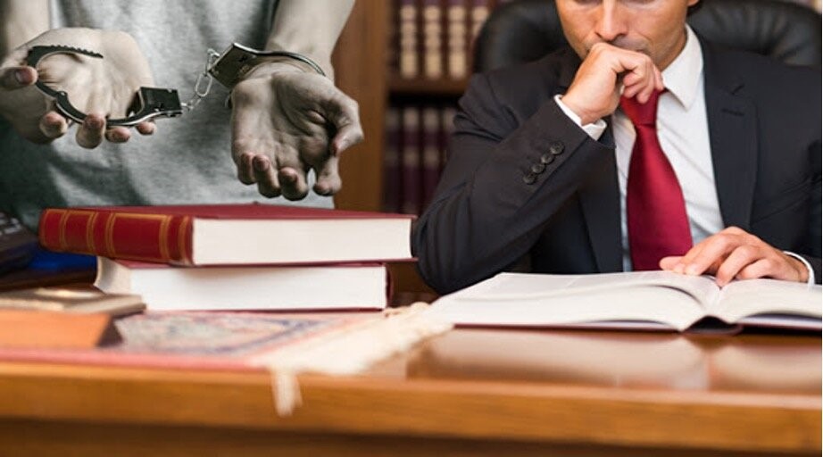 آیا وکیل می تواند از موکل مجرم دفاع کند؟